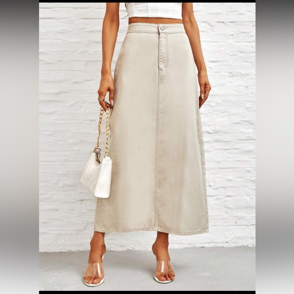 SHEIN Frenchy Solid Split Back Denim
Skirt Size M. NWOT